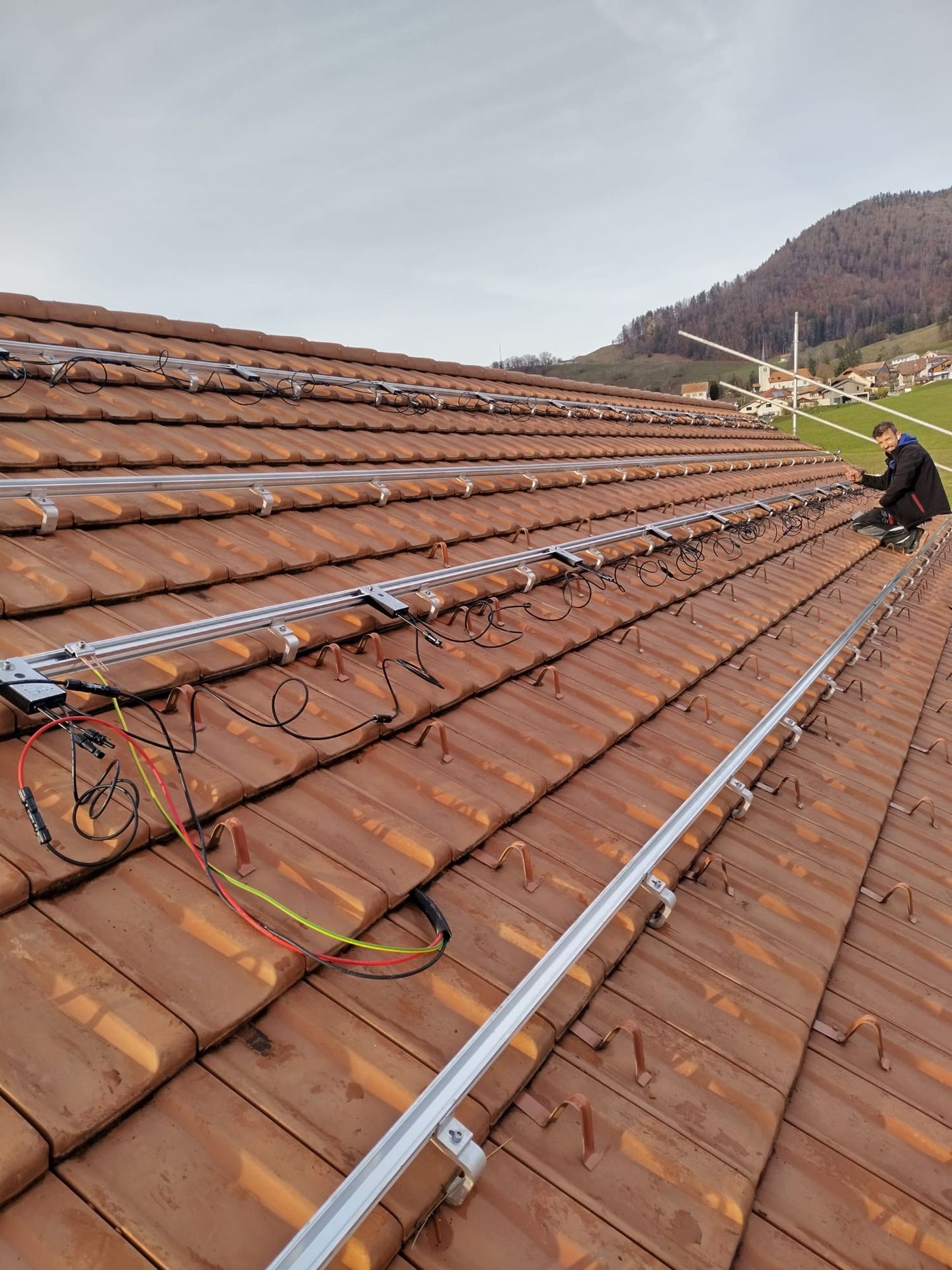 Électricien James Team sur une toiture