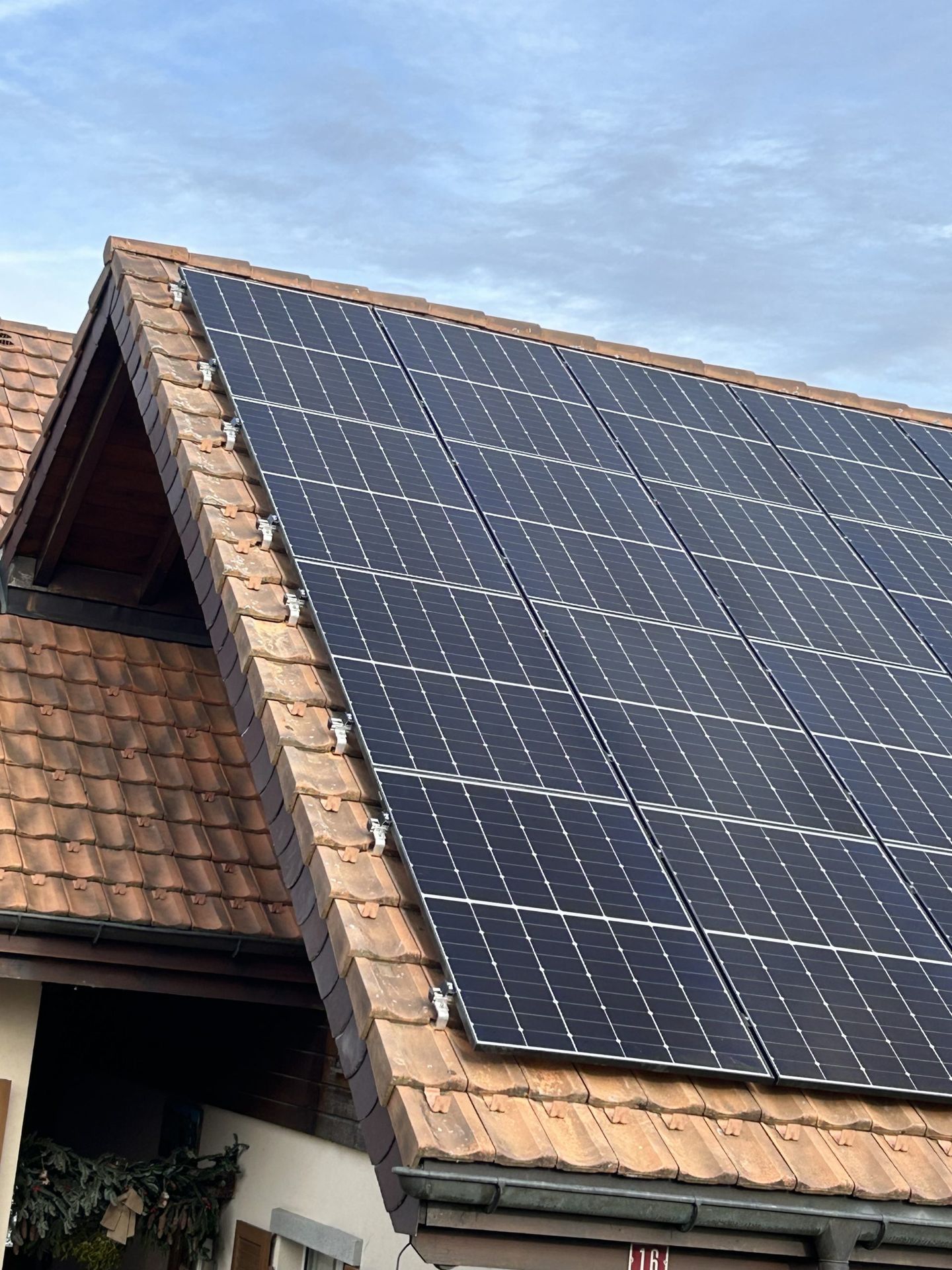 Électriciens James Team posant des panneaux solaires