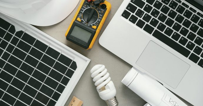 vue-de-dessus-avec-ordinateur-portable